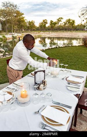 Ristorante all'aperto all'Onguma Forest Camp, alla riserva naturale di Onguma, Namibia, Africa Foto Stock