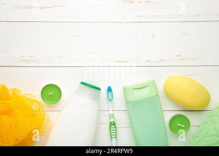 Shampoo, sapone, candele aromatiche e altri articoli da toeletta. Composizione primaverile. Vista dall'alto Foto Stock