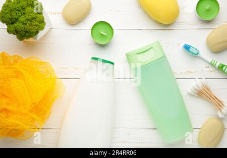 Shampoo, sapone, candele aromatiche e altri articoli da toeletta. Composizione primaverile. Vista dall'alto Foto Stock