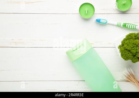 Shampoo, sapone, candele aromatiche e altri articoli da toeletta. Composizione primaverile. Vista dall'alto Foto Stock