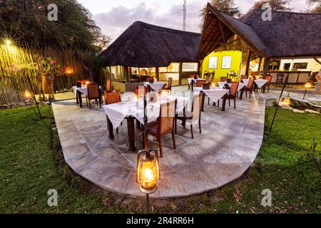 Ristorante all'aperto all'Onguma Forest Camp, alla riserva naturale di Onguma, Namibia, Africa Foto Stock