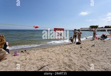 ODESSA, UCRAINA - 15 MAGGIO 2023: Cartello 'nuotare è vietato' sulla spiaggia di sabbia del mare della città di Odessa durante l'attacco russo contro l'Ucraina. Nuoto è Foto Stock