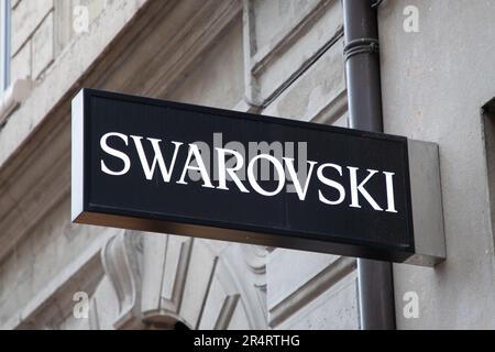 Bordeaux , Aquitaine France - 05 19 2023 : Swarovski logo marchio e segno negozio di testo sulla parete facciata negozio di gioielli d'ingresso Foto Stock