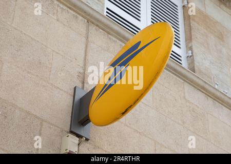 lyon , Aura France - 05 01 2023 : il logo la Poste ufficio del marchio testo del cartello stradale sulla facciata agenzia d'ingresso in Francia Foto Stock