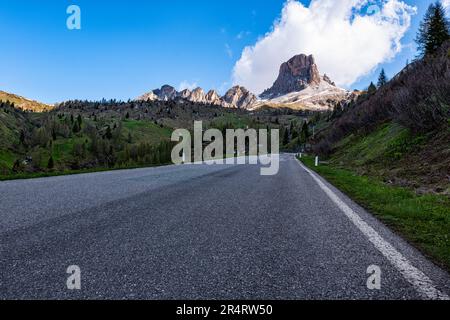 Strada alpina nelle dolomiti Foto Stock