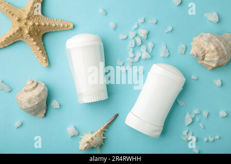 Deodoranti per donne e conchiglie su fondo blu. Vista dall'alto Foto Stock