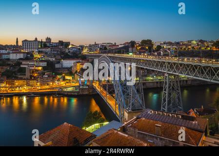 Dom Luiz ponte sul fiume douro a porto in portogallo di notte Foto Stock