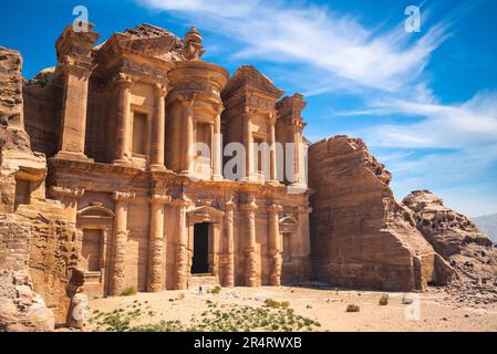 Ad Deir, il monastero, situato a petra in jodan Foto Stock