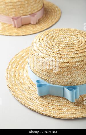 Vista dall'alto di cappelli da spiaggia di paglia con nastro diverso. Vista dall'alto Foto Stock