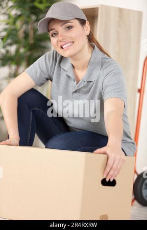 mover femminile professionale che fa il trasferimento domestico Foto Stock