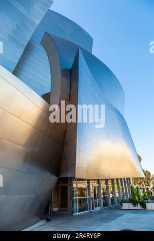 Los Angeles, USA - 27 luglio 2012: The Walt Disney Concert Hall di LOS ANGELES. L'edificio è stato progettato da Frank Gehry ed è stato aperto nel 2003. Foto Stock