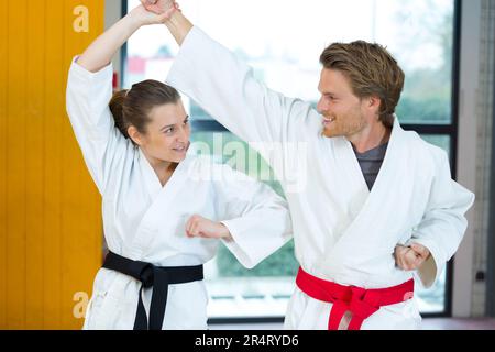 coppia durante l'addestramento delle arti marziali del karate Foto Stock