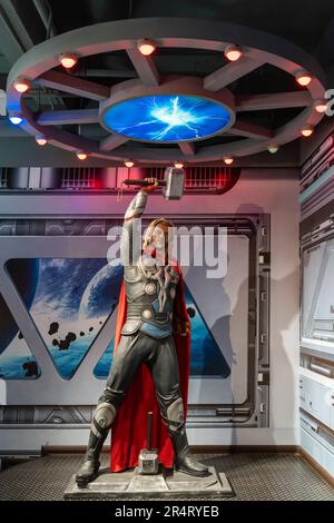 Shah Alam, Malesia - aprile 17,2023: La figura di cera di Thor Odinson esposta al Red Carpet 2 a i-City Shah Alam. Foto Stock