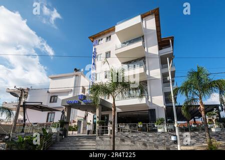 Ksamil, Albania - 20 settembre 2021: C'è lo Ionian Hotel a Ksamil, una parte del Parco Nazionale di Butrint, nel sud dell'Albania. Foto Stock