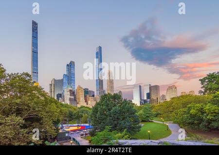Central Park con lo skyline della città di Manhattan, il paesaggio urbano di New York USA in estate all'alba Foto Stock