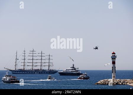 Cannes, Francia. 27th maggio, 2023. Il Royal Clipper, uno yacht a cinque alberi lungo 134 metri e lo yacht Arience all'ancora nella baia di Cannes Foto Stock