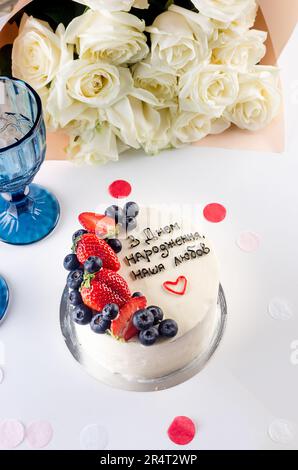Torta bento alla moda con iscrizione in ucraino "buon compleanno" su sfondo chiaro. Torta di compleanno , Bento Cake per due con frutta. alla moda Foto Stock