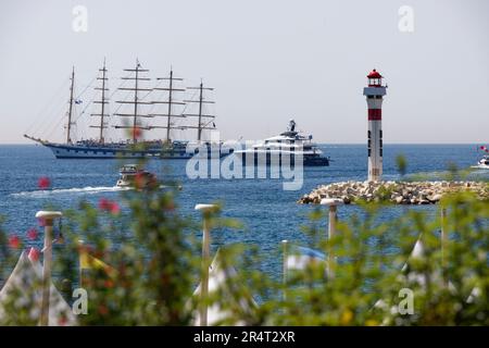 Cannes, Francia. 27th maggio, 2023. Il Royal Clipper, uno yacht a cinque alberi lungo 134 metri e lo yacht Arience all'ancora nella baia di Cannes Foto Stock