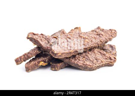 Carne secca per cani. Trattamento masticoso per cani isolati su sfondo bianco. Foto Stock