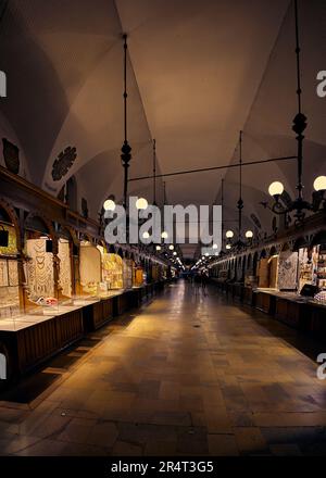 Foto interna del vecchio edificio mediewal Cloth Row sulla piazza centrale Rynok Glavny a Cracovia in Polonia Foto Stock