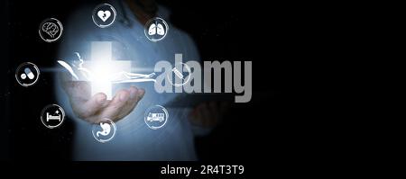 Approccio incentrato sul paziente o incentrato sulla persona: Mani di un medico che sostiene un paziente su un letto circondato da icone mediche e sanitarie. Collaborazione Foto Stock