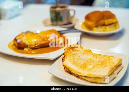 Uova, toast con Kaya e burro e caffè, tradizionale pasto per colazione a Kuala Lumpur Foto Stock