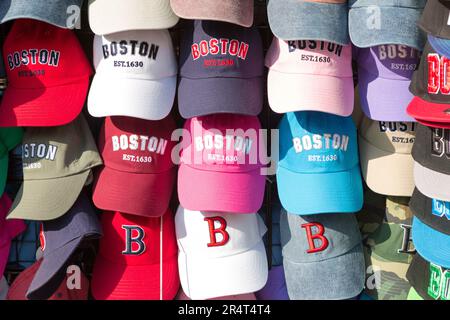 USA, Massachusetts, Boston, cappelli da baseball come souvenir per Boston e Boston Red Socks. Foto Stock