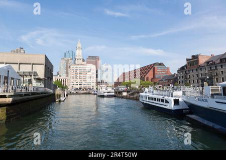 USA, Massachusetts, Boston, fiume con barche ed edifici sullo sfondo, Long Wharf. Foto Stock