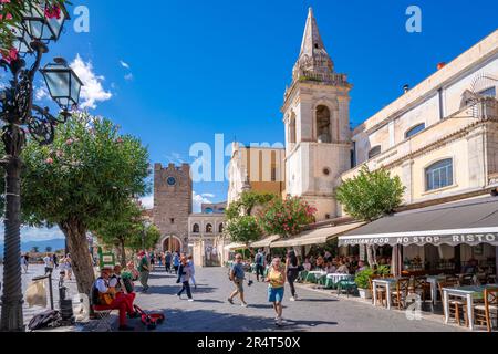 Veduta della Chiesa di San Giuseppe in Piazza IX Aprile a Taormina, Taormina, Sicilia, Italia, Europa Foto Stock