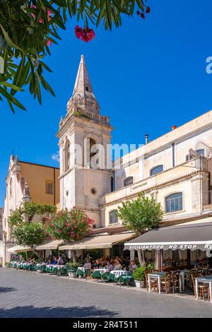 Veduta della Chiesa di San Giuseppe in Piazza IX Aprile a Taormina, Taormina, Sicilia, Italia, Europa Foto Stock