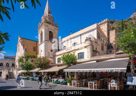 Veduta della Chiesa di San Giuseppe in Piazza IX Aprile a Taormina, Taormina, Sicilia, Italia, Europa Foto Stock