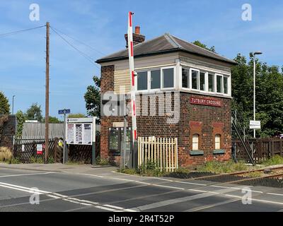 La scatola del segnale di incrocio di Tutbury Crossing è quotata di grado II alla stazione di Tutbury e Hatton nel Derbyshire meridionale dell'Inghilterra Foto Stock