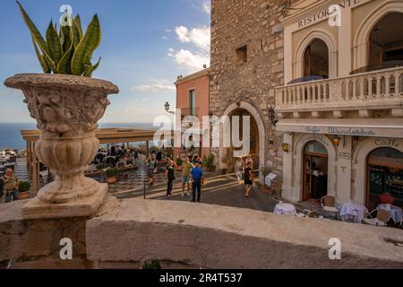Vista sulla Torre dell'orologio e porta di mezzo e sulla strada trafficata di Taormina, Taormina, Sicilia, Italia, Europa Foto Stock