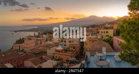 Vista della città di Taomina e del lontano Etna al tramonto, Taormina, Sicilia, Italia, Europa Foto Stock