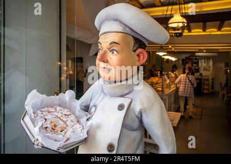 Ensaimada tipico da Mallorca forno di Maiorca nelle isole baleari. La Mallorcan ensaimada (dalla Mallorcan ensaimada)1 è una dolcificata, fermentata Foto Stock