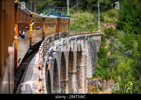 Attraversando il viadotto Cinc-Ponts nel treno storico d'epoca tren de Soller che collega Palma di Maiorca a Soller, Maiorca, Isole Baleari Foto Stock