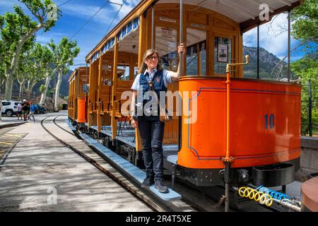 Stazione ferroviaria di Soller. Tram vintage alla stazione ferroviaria di Soller. Il tram opera un servizio 5kms dalla stazione ferroviaria nel villaggio di Soller t Foto Stock