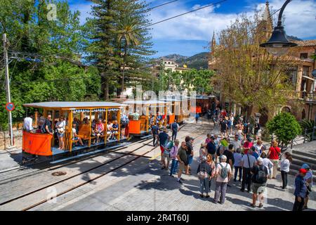 Stazione ferroviaria di Soller. Tram vintage alla stazione ferroviaria di Soller. Il tram opera un servizio 5kms dalla stazione ferroviaria nel villaggio di Soller t Foto Stock