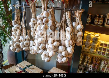 Ingresso a un negozio di specialità locali, salsicce, formaggi, aglio e peperoncini, Palma di Maiorca, Maiorca, Isole Baleari, Spagna Foto Stock