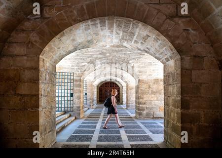 Corridoio storico con archi nel seminterrato delle mura chiamate Passeig Dalt Murada accanto al Palazzo reale di la Almudaina. Il Palazzo reale di la al Foto Stock