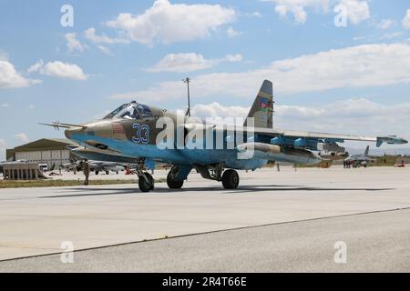 KONYA, TURKIYE - 30 GIUGNO 2022: Aeronautica azerbaigiana Sukhoi su-25 Frogfoot tassare in aeroporto di Konya durante l'esercitazione dell'aeronautica dell'aquila Anatolia Foto Stock