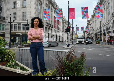 Piccadilly, Londra, Regno Unito. 30th maggio, 2023. L'artista Rana Begum svela nuove bandiere disegnate che fiancheggiano Piccadilly per l'estate. I disegni presentano motivi geometrici ispirati all'arte e all'architettura islamica tradizionale. Le vibranti bandiere stuzzicano l'arte della stagione estiva di Londra e sono esposte dal 30 maggio al 2023 agosto. Credit: Vedi li/Picture Capital/Alamy Live News Foto Stock