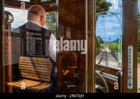 Autista del tram d'epoca al villaggio di Soller. Il tram opera un servizio 5kms dalla stazione ferroviaria nel villaggio di Soller al Puerto de Sol Foto Stock