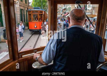 Autista del tram d'epoca al villaggio di Port de Soller. Il tram opera un servizio 5kms dalla stazione ferroviaria nel villaggio di Soller al Puerto de Foto Stock