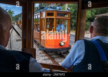 Autista del tram d'epoca al villaggio di Soller. Il tram opera un servizio 5kms dalla stazione ferroviaria nel villaggio di Soller al Puerto de Sol Foto Stock