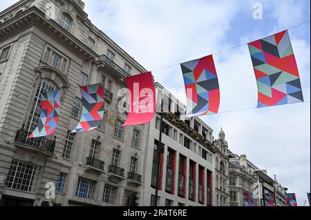 Piccadilly, Londra, Regno Unito. 30th maggio, 2023. L'artista Rana Begum svela nuove bandiere disegnate che fiancheggiano Piccadilly per l'estate. I disegni presentano motivi geometrici ispirati all'arte e all'architettura islamica tradizionale. Le vibranti bandiere stuzzicano l'arte della stagione estiva di Londra e sono esposte dal 30 maggio al 2023 agosto. Credit: Vedi li/Picture Capital/Alamy Live News Foto Stock