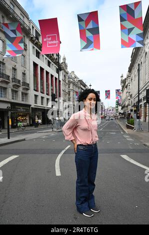 Piccadilly, Londra, Regno Unito. 30th maggio, 2023. L'artista Rana Begum svela nuove bandiere disegnate che fiancheggiano Piccadilly per l'estate. I disegni presentano motivi geometrici ispirati all'arte e all'architettura islamica tradizionale. Le vibranti bandiere stuzzicano l'arte della stagione estiva di Londra e sono esposte dal 30 maggio al 2023 agosto. Credit: Vedi li/Picture Capital/Alamy Live News Foto Stock