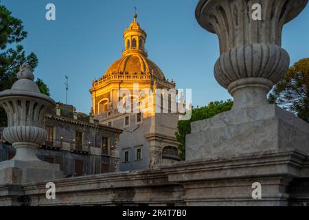 Vista della rotonda della Chiesa della Badia di Sant'Agata da Piazza Duomo al tramonto, Catania, Sicilia, Italia, Europa Foto Stock