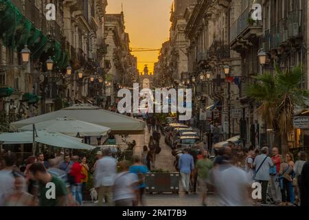 Vista della strada trafficata che porta a porta Garibaldi al tramonto, Catania, Sicilia, Italia, Europa Foto Stock