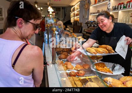 Horno Santo Cristo Bakery nel centro della città di Soller. Ensaimada tipico da Mallorca forno di Maiorca nelle isole baleari. Il Mallorcan ensaimada f Foto Stock